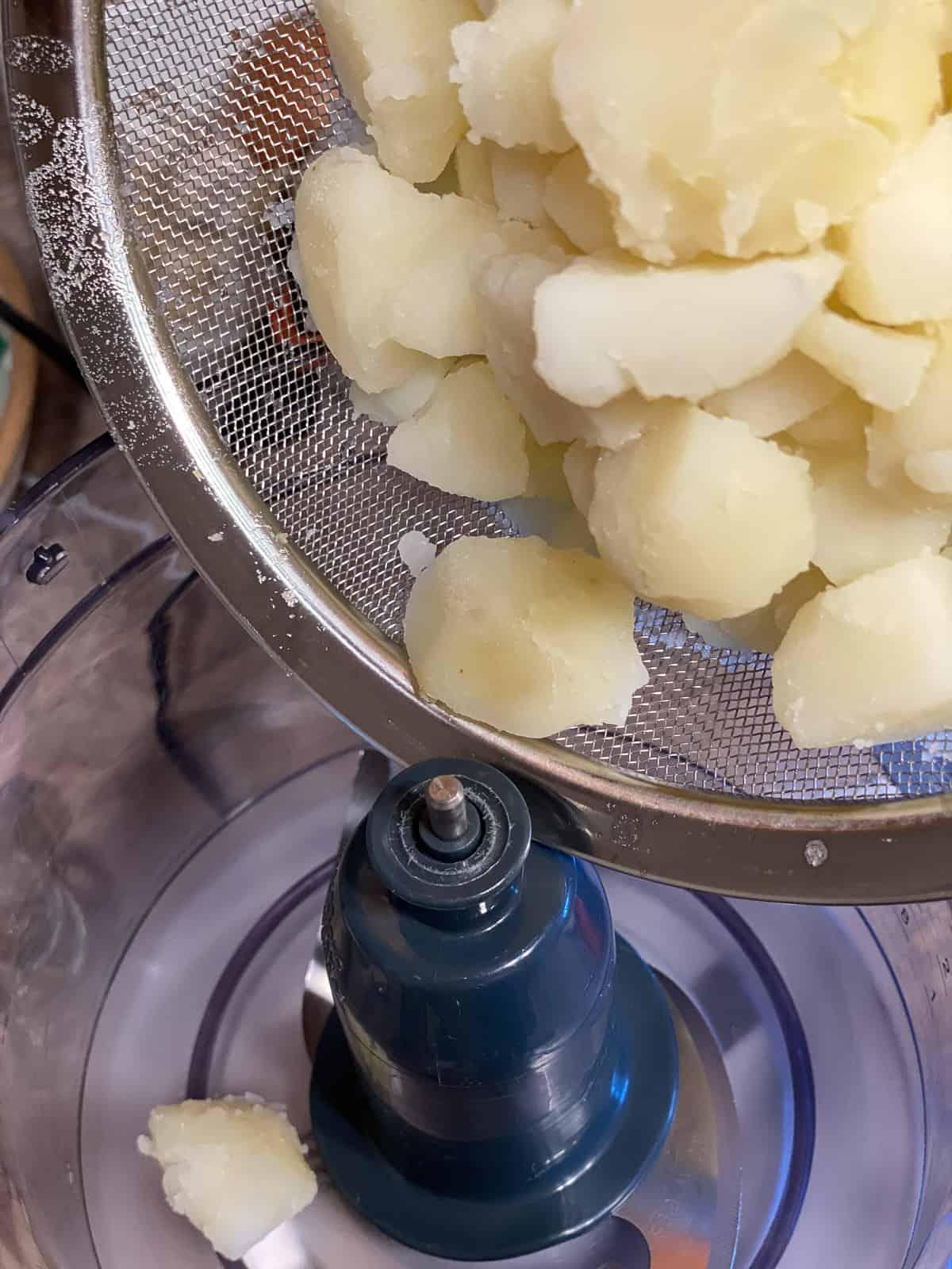 Cremige geröstete rote Paprikasuppe 6 Prozessaufnahme, die Kartoffeln zeigt, bevor sie in den Food Processor gegeben werden