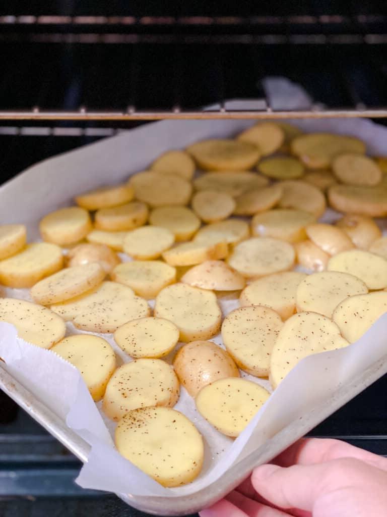 Gesunder Gerösteter Kartoffelsalat 6 Prozessaufnahme: Kartoffeln werden in den Ofen geschoben, um goldbraun zu rösten