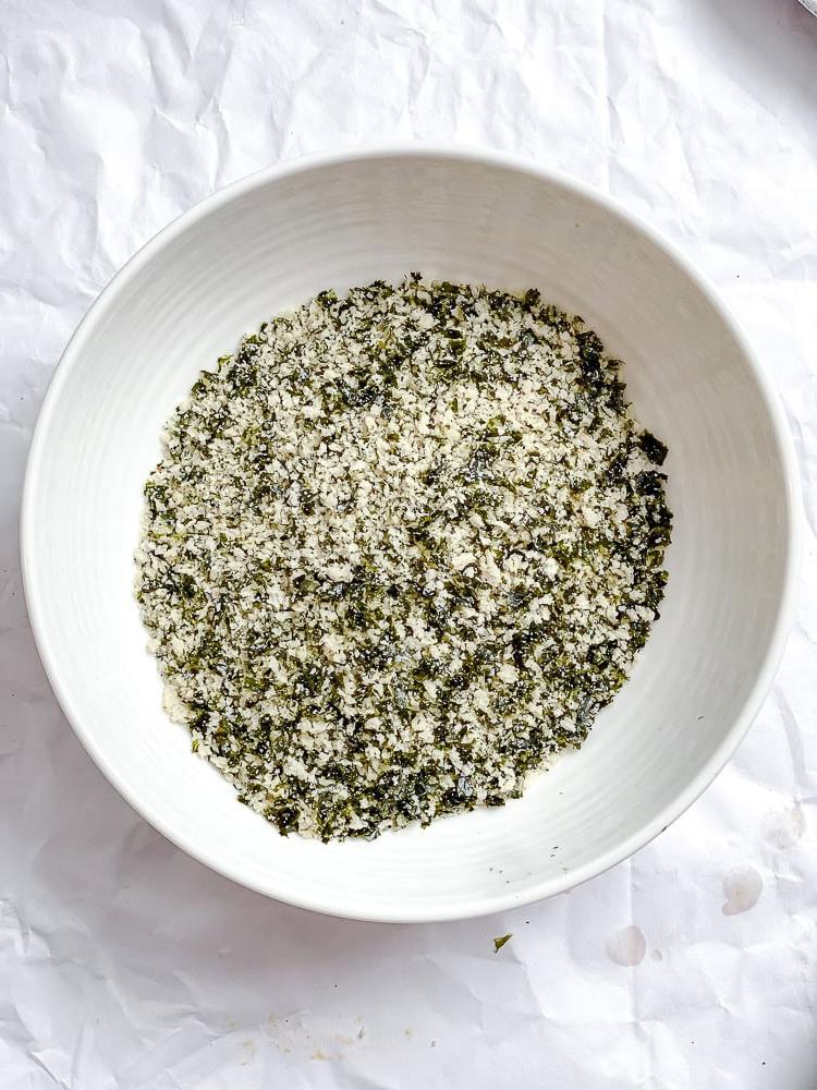 Vegane Fischstäbchen 6 Zubereitungsschritt: Nori-Snackblätter in einer Schüssel
