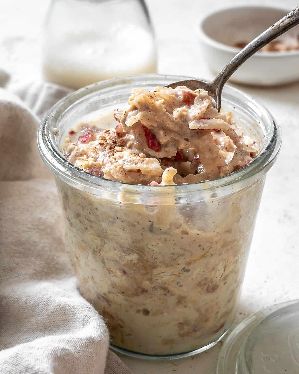 Apfel-Zimt-Overnight-Oats 6 Fertige Apfel-Zimt Overnight Oats in einem Glasbecher