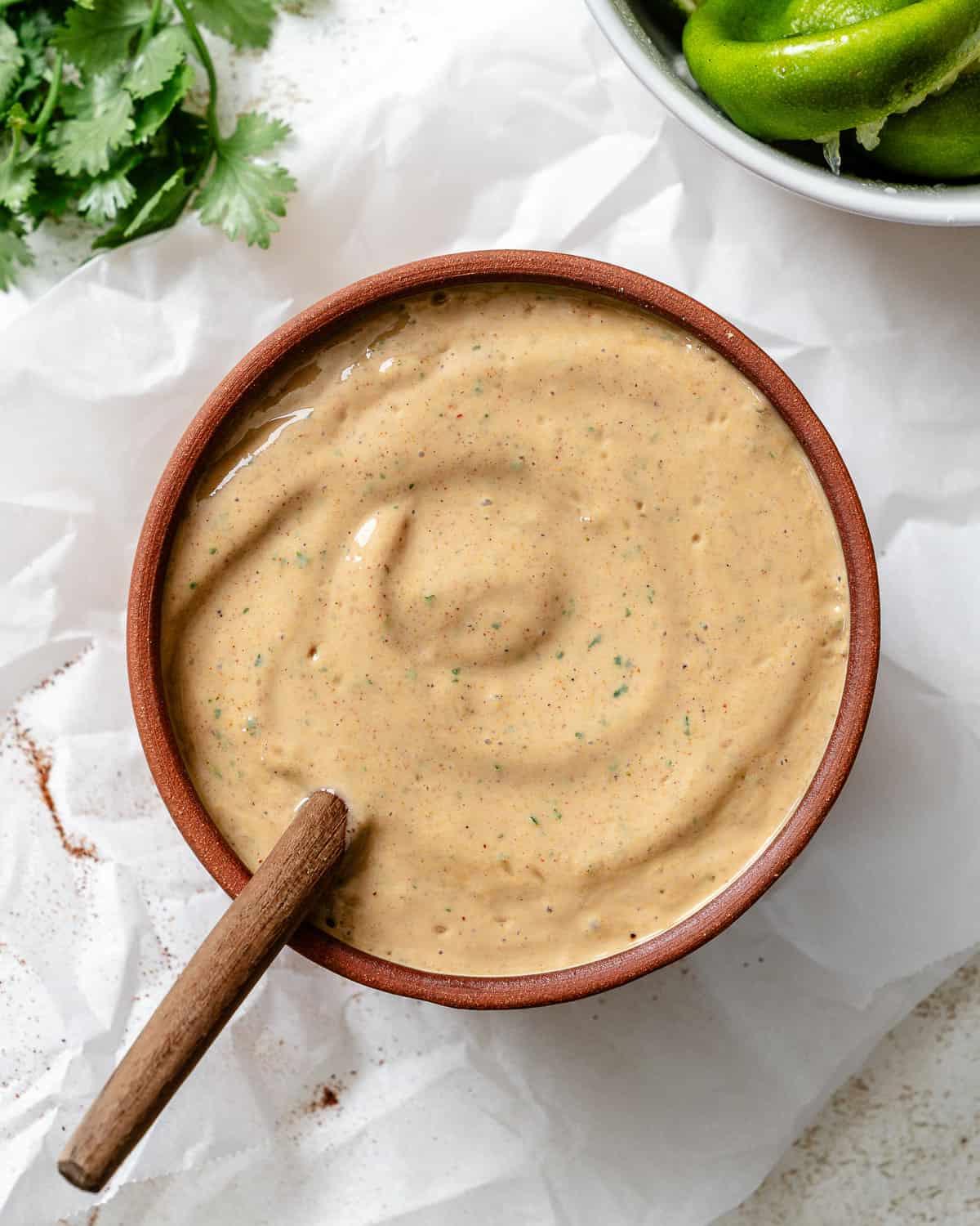 Fertige vegane Chipotle Soße [Taco Salat Dressing] auf weißem Untergrund