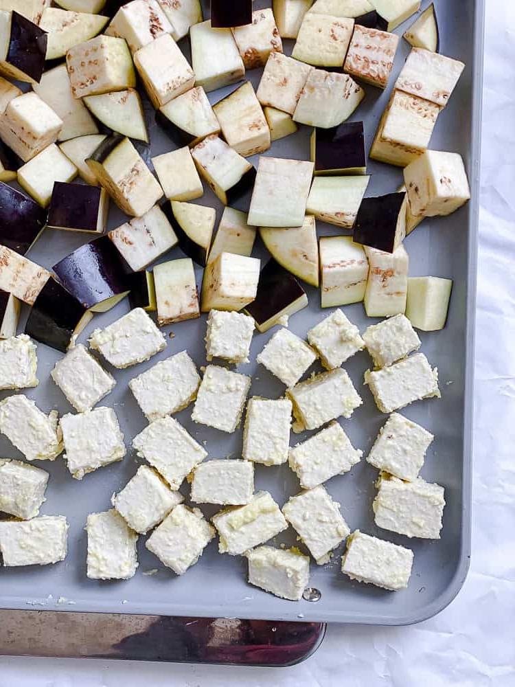 Klebrige Aubergine und Tofu 6 process shot showing tofu on baking sheet