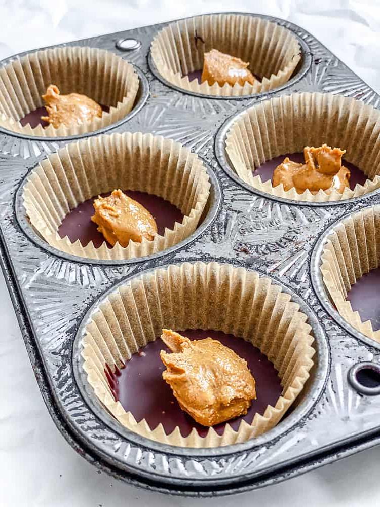 Prozessaufnahme: Erdnussbutter in das Muffinblech geben.