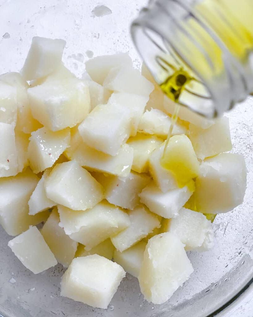 Prozessaufnahme: Öl zu Kartoffeln hinzugefügt