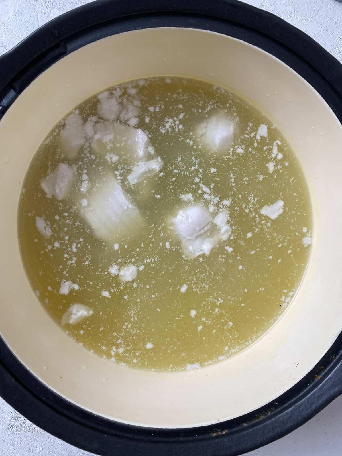 Karotten-Curry-Suppe mit Nudeln 6 Gemüsebrühe und Kokosmilch in einem Topf
