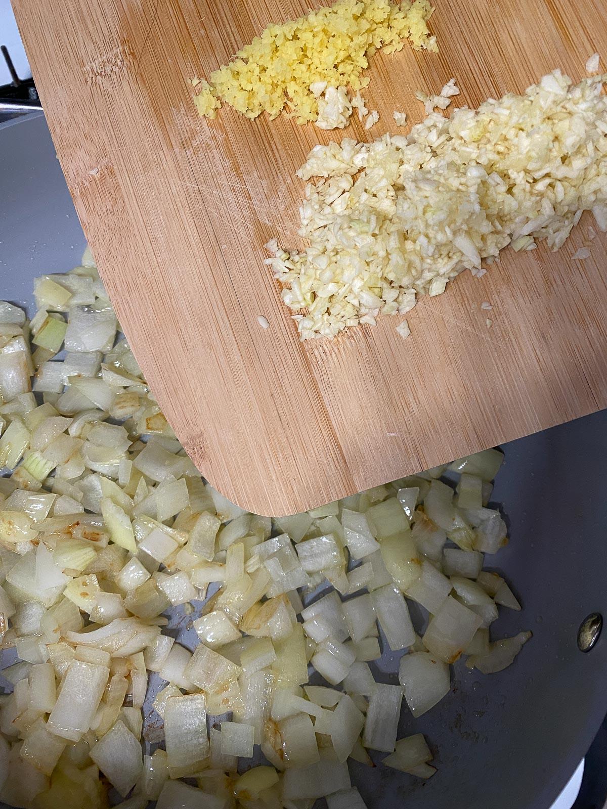 Einfaches gelbes Dal-Rezept 6 Ingwer und Knoblauch in die Pfanne gegeben
