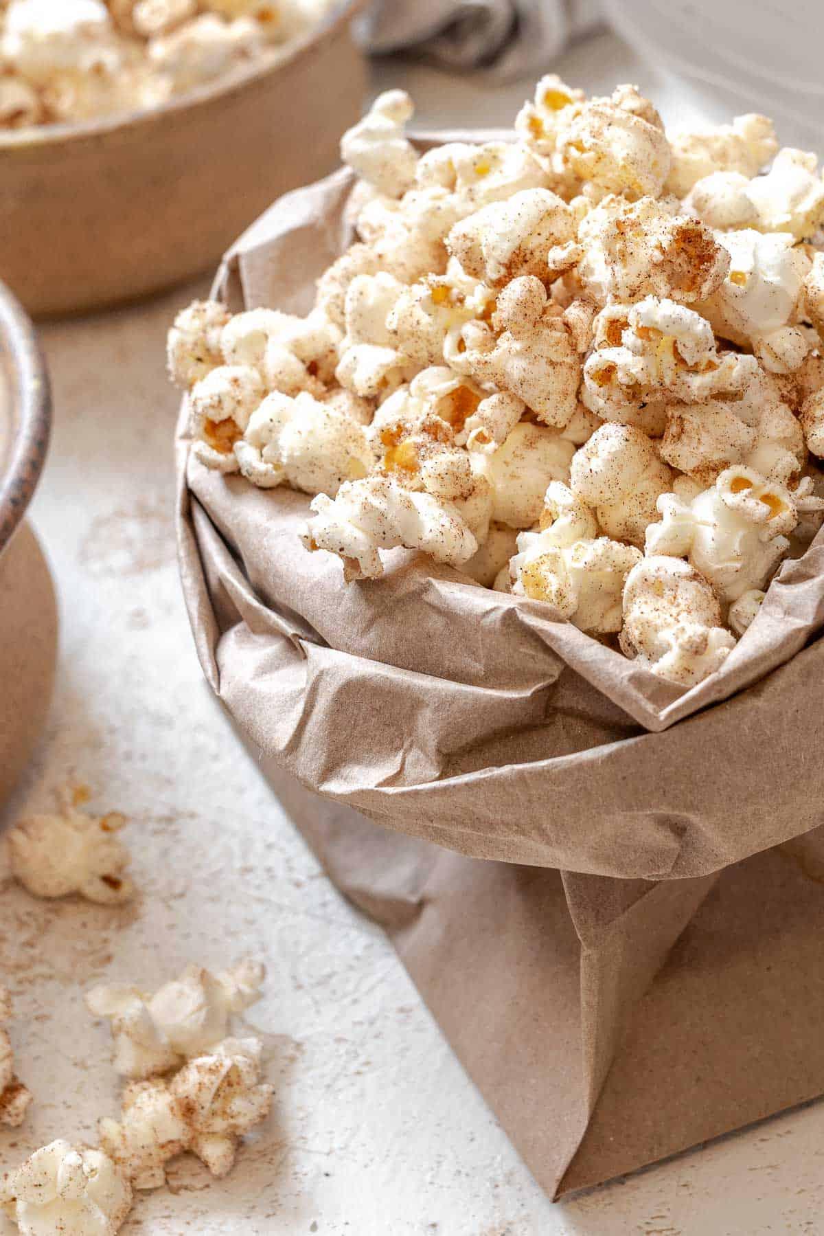 Fertiges Chai-Popcorn in einer Schüssel auf einer weißen Fläche.