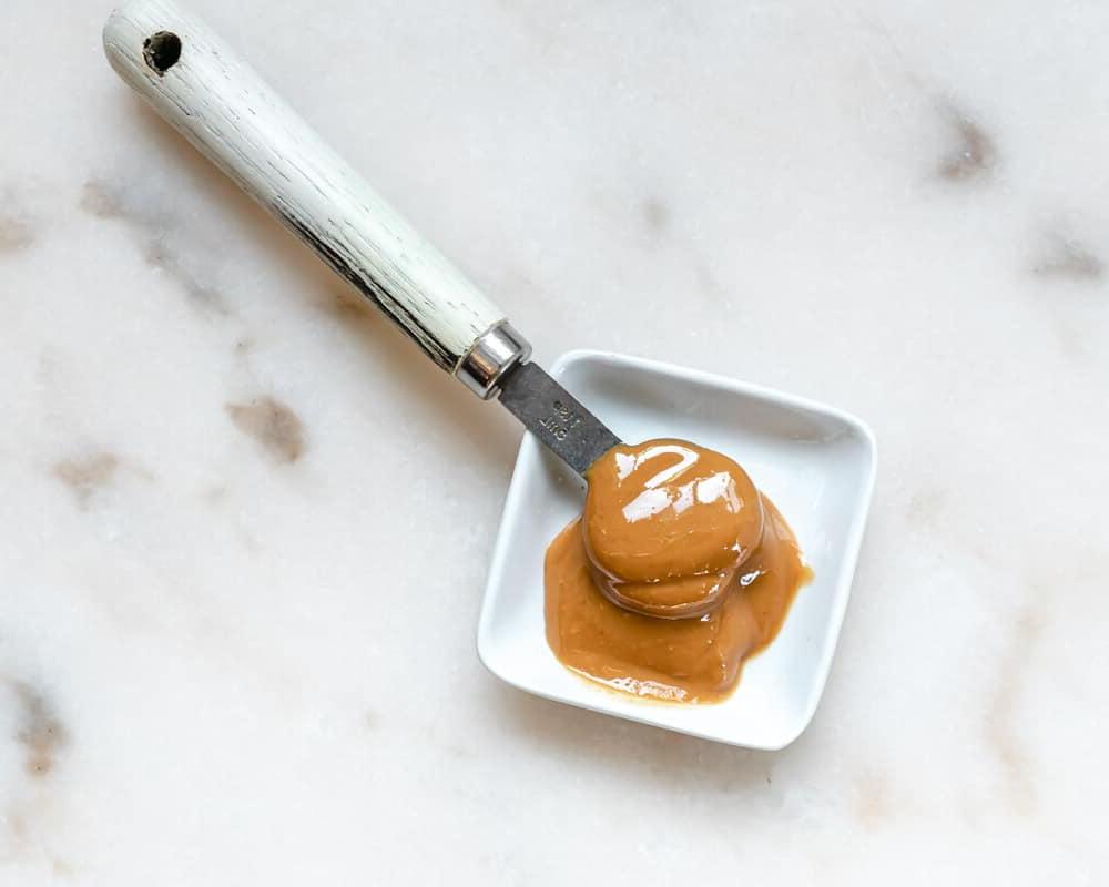 Ein Löffel Erdnussbutter