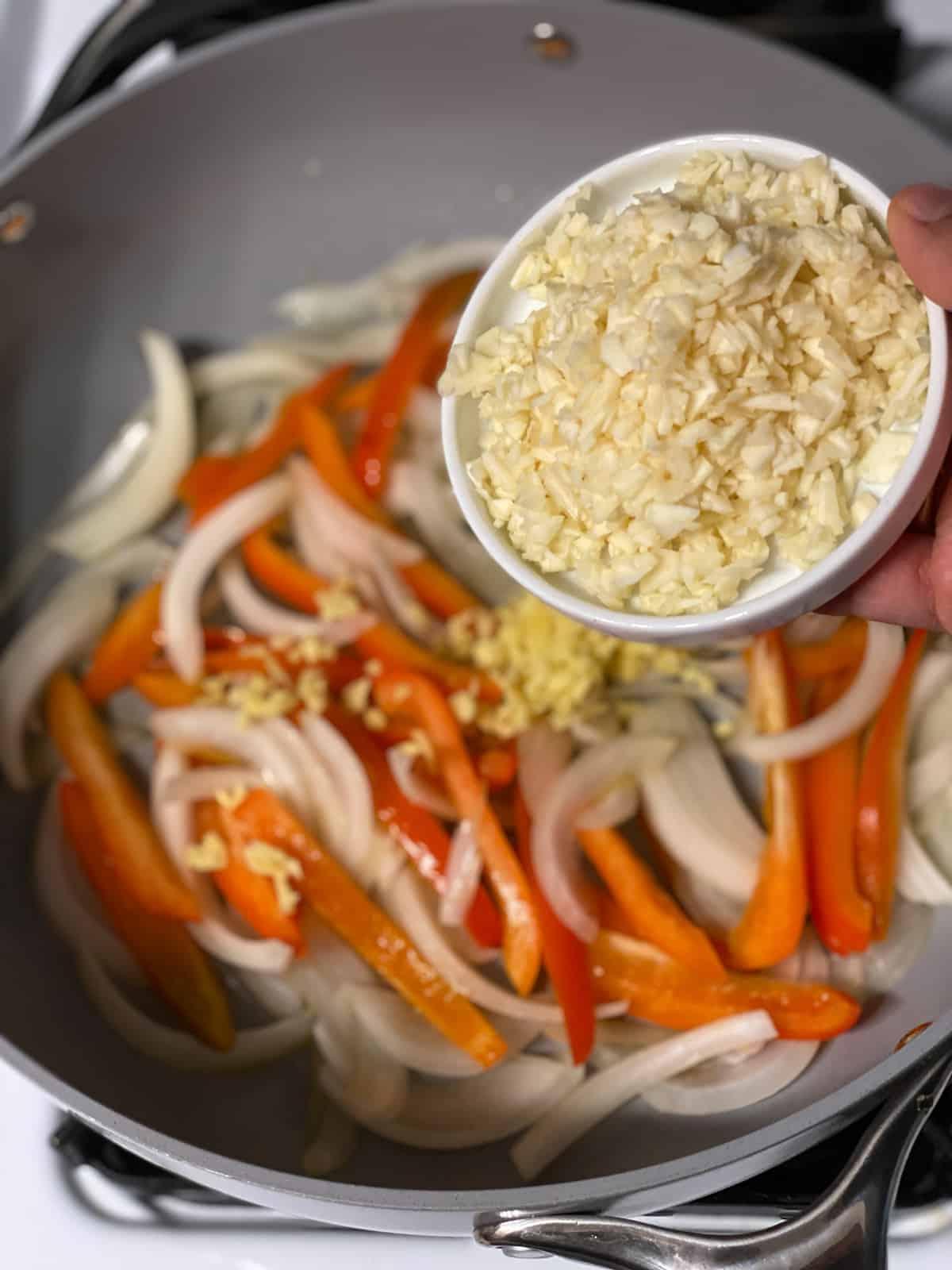 Einfacher Zitronen-Basilikum-Tofu 6 Prozess des Hinzufügens von Ingwer zur Pfanne