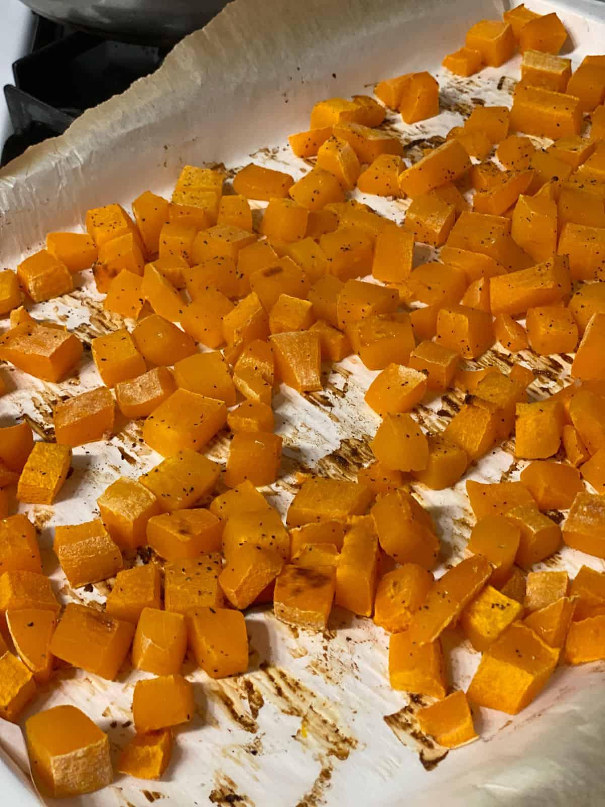 Gerösteter Kürbis auf einem Backblech
