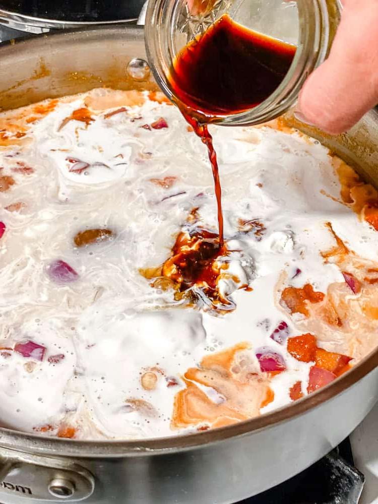 **Veganes Rotes Thai-Curry (30 Minuten)** 5 Kochvorgang: Sojasauce in die Pfanne geben