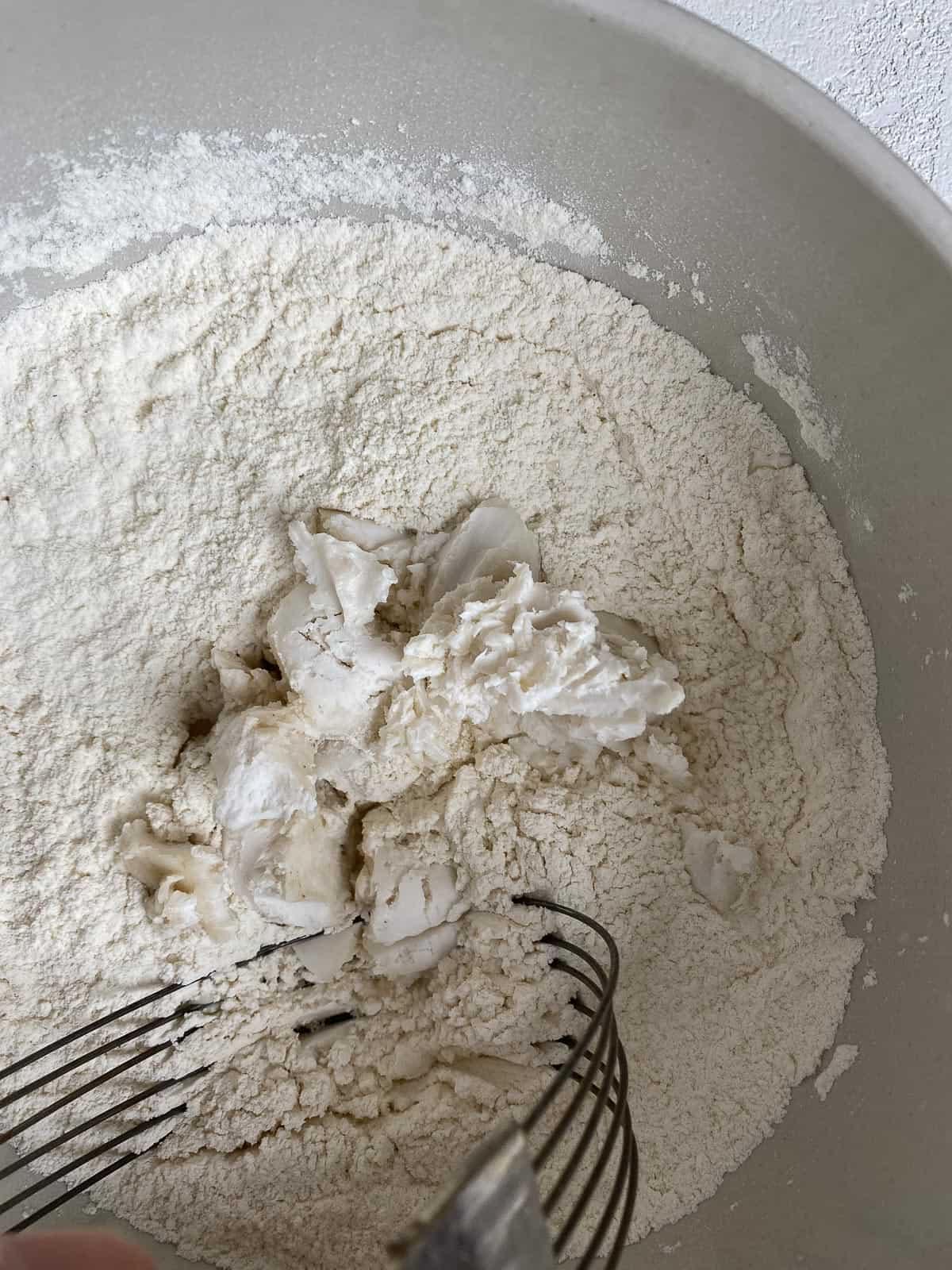 Butternusskürbis-Salbei-Gebäck 6 Zutaten für Butternut-Kürbis-Salbei-Biscuits werden in einer Schüssel vermischt.