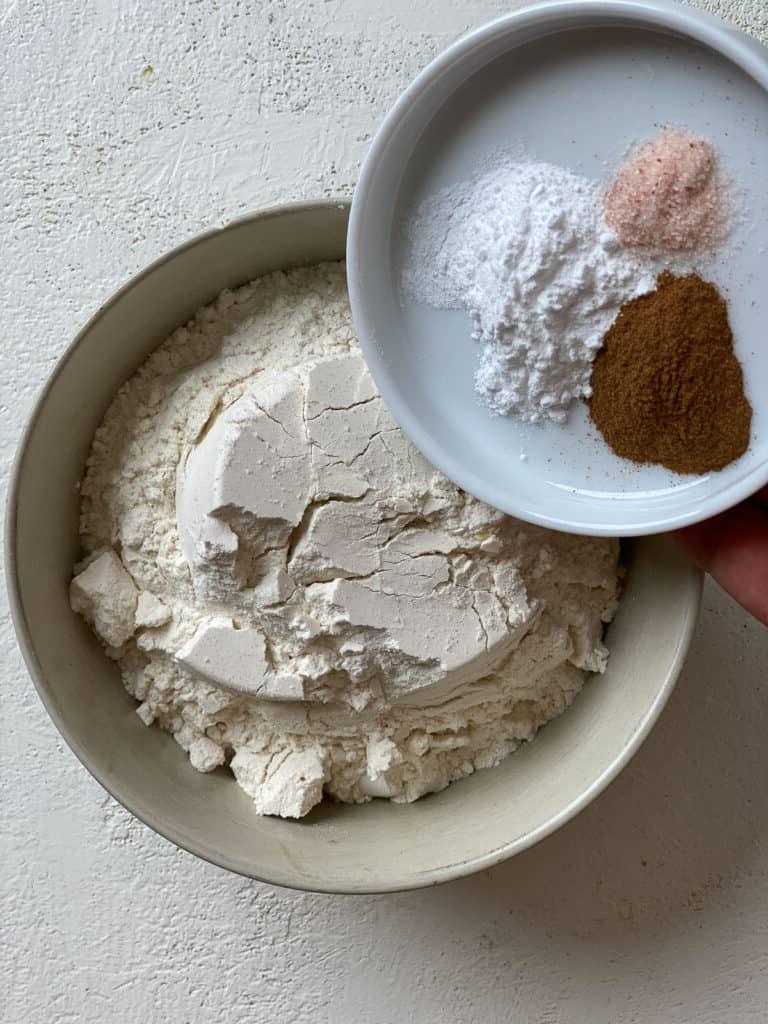 Einfache Vegane Apfelmuffins 6 Arbeitsschritt: Salz, Backpulver und Zimt zur veganen Apfelmuffinmischung geben