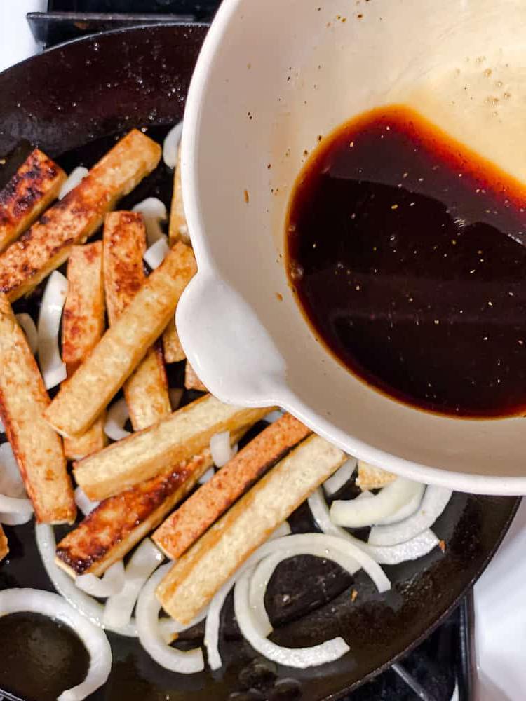 Gebratener Limetten-Tofu 6 Arbeitsschritt: Marinade in die Pfanne geben.