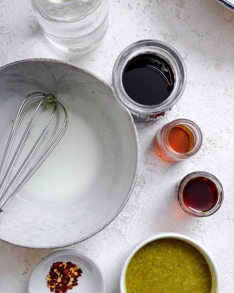 Einfaches Wok-Gemüse 6 Zutaten für einfaches Stir-Fry Gemüse auf weißer Oberfläche abgemessen