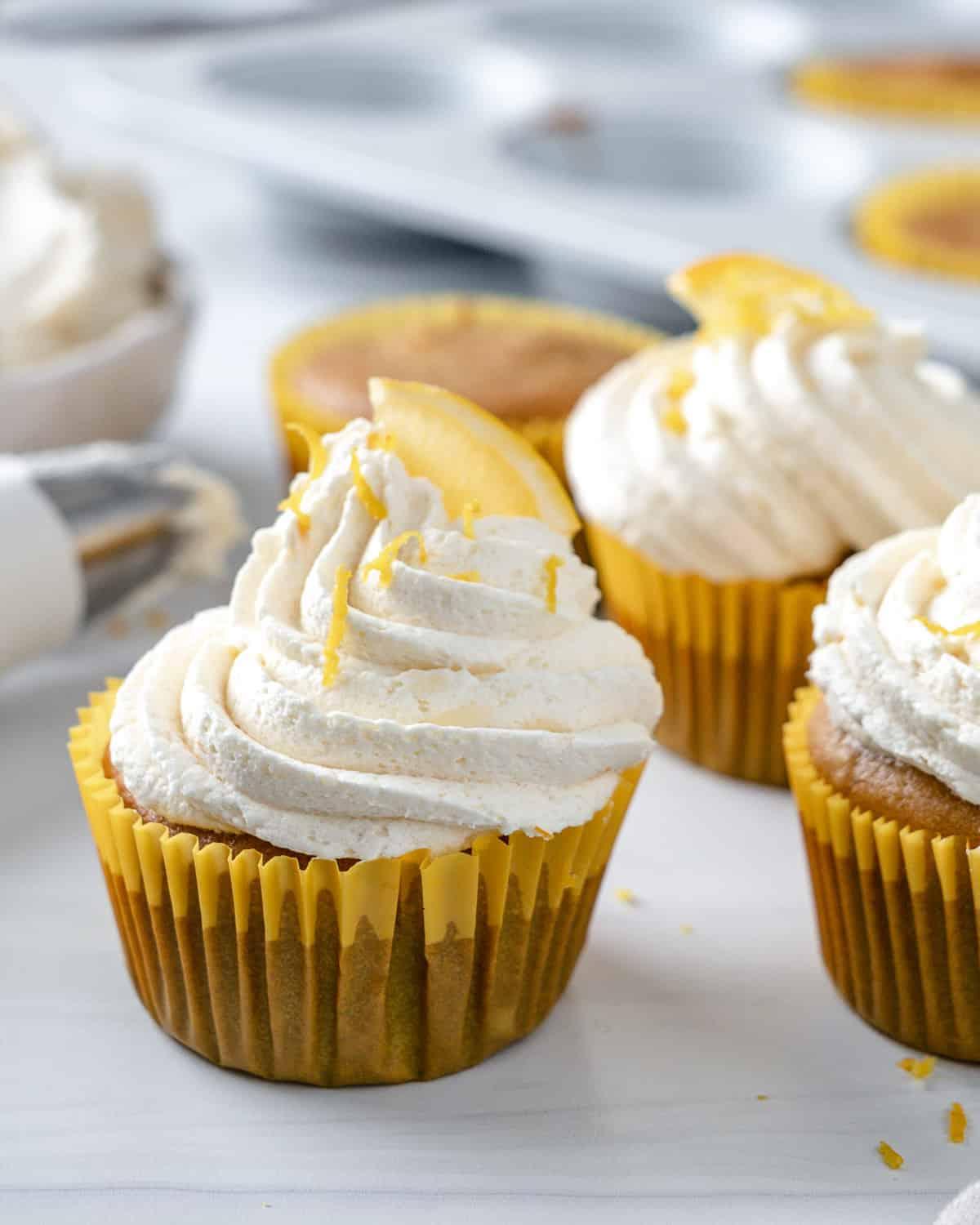 Einfache Vegane Zitronen Cupcakes 6 completed lemon vanilla cupcakes on a white surface