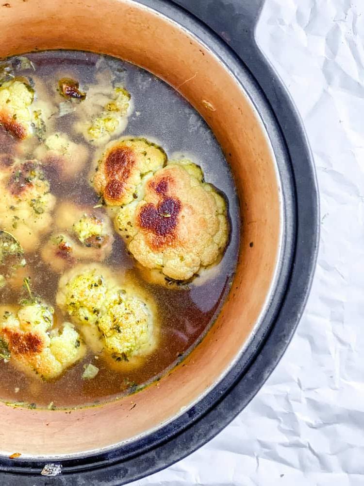 Geröstete Blumenkohlsuppe 6 Schrittbild: Suppe köchelt im Topf.