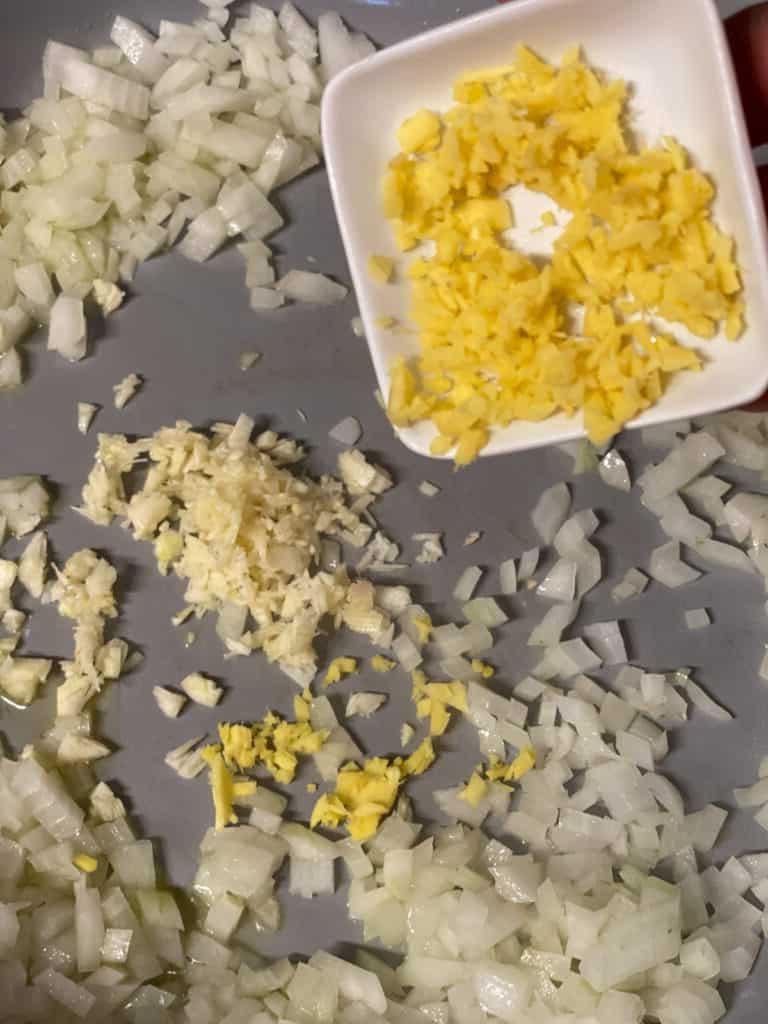 Pfannengebratenes Tempeh mit Ingwer-Sojasauce 6 Schritt 3: Ingwer in die Pfanne geben