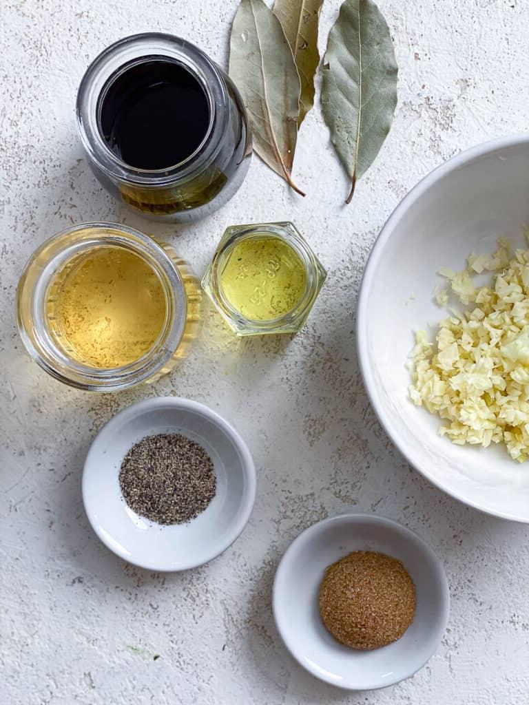 Einfaches Tofu Adobo 6 ingredients for Easy Tofu Adobo on a white surface