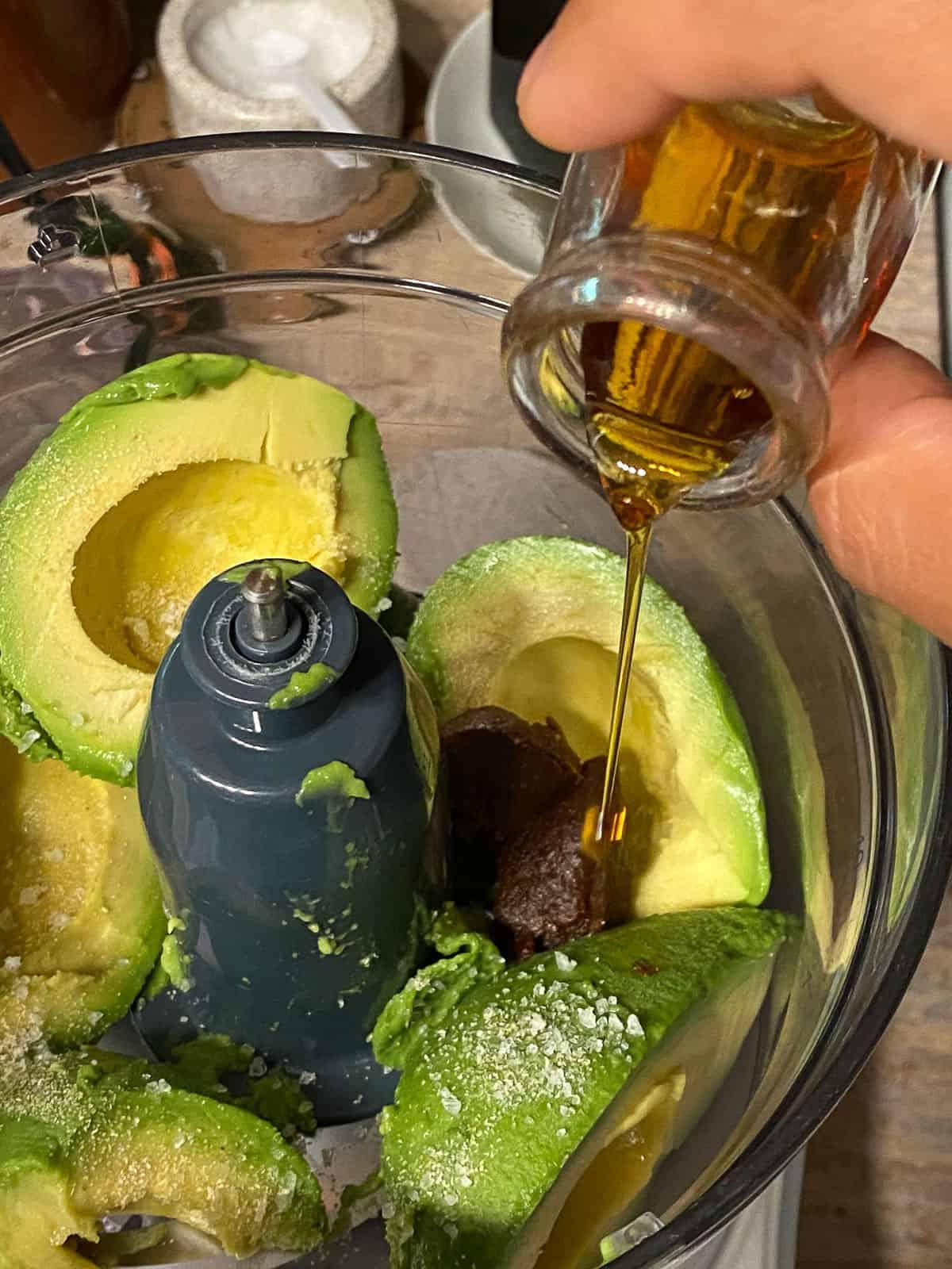 Einfacher Avocado-Aufstrich 6 Schritt: Ahornsirup in den Mixer geben