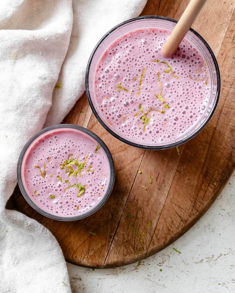 Einfacher Himbeer-Smoothie 6 Fertiger einfacher Himbeer-Smoothie in Gläsern