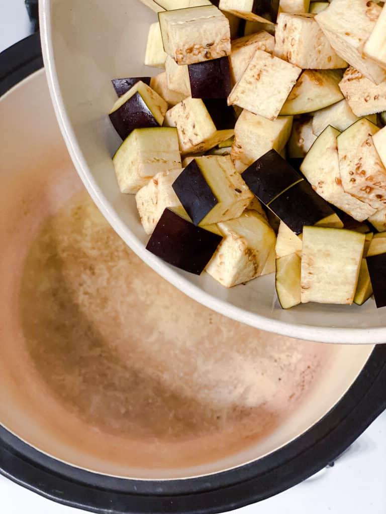 Prozessaufnahme: Aubergine in einen Topf geben