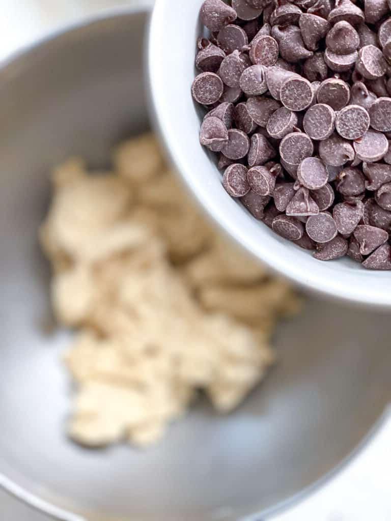 Verfahrensschritt: Hinzufügen von milchfreien Schokostückchen zur Rührschüssel