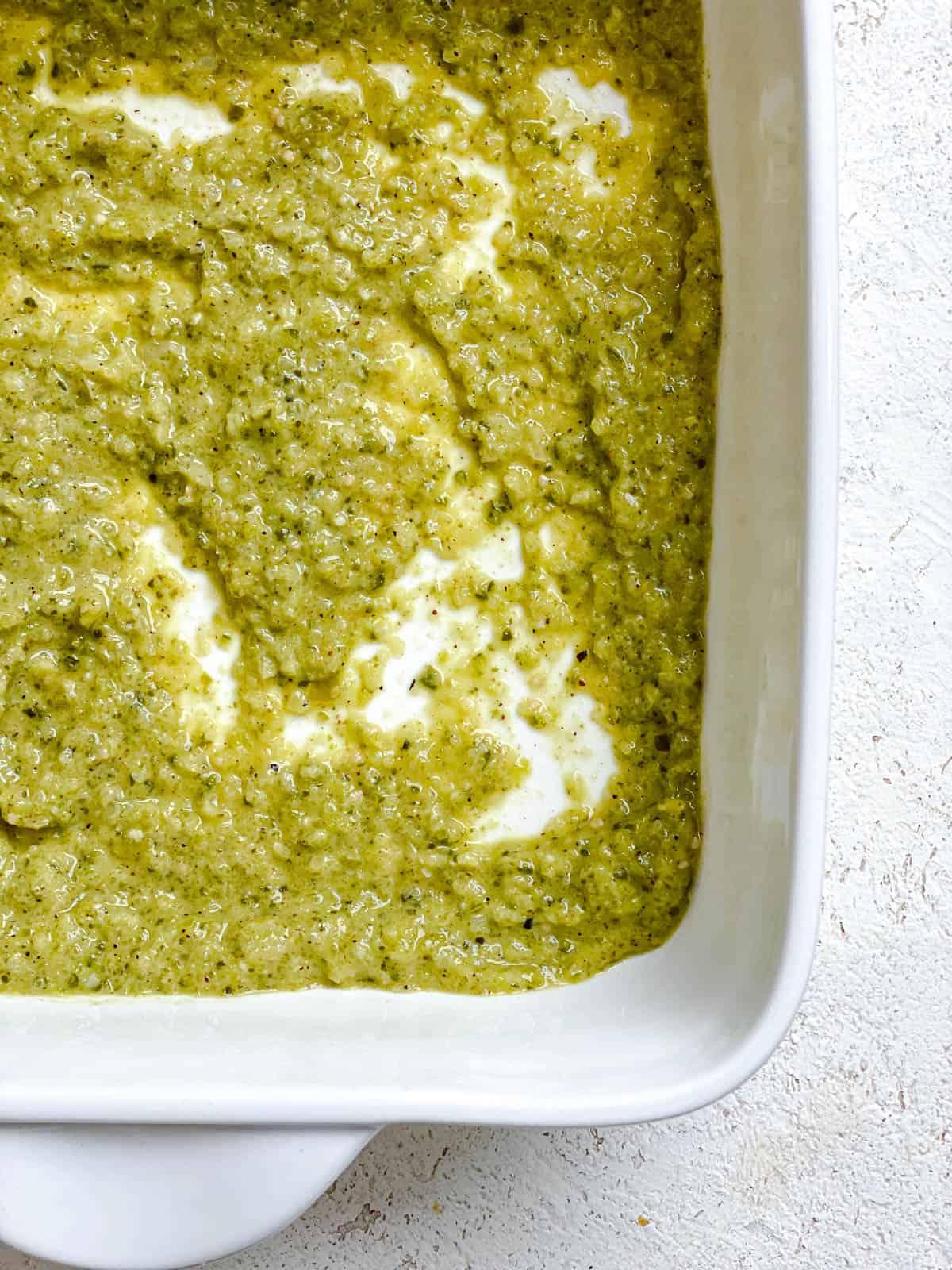 Salsa Verde in eine Auflaufform geben.