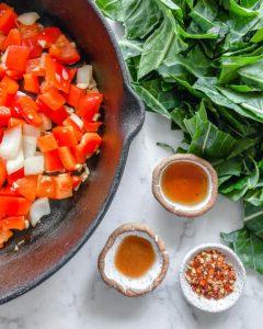 Scharfer Blattkohl 6 process of adding additional ingredients for Spicy Collard Greens into black skillet