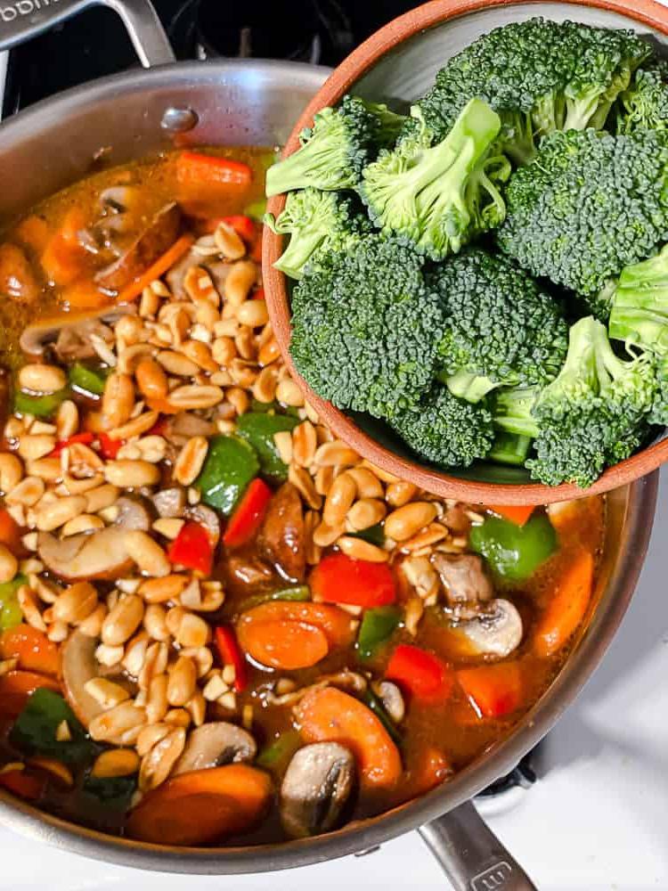 **Kung Pao-Gemüse** 6 Prozessaufnahme: Brokkoli in die Pfanne geben.