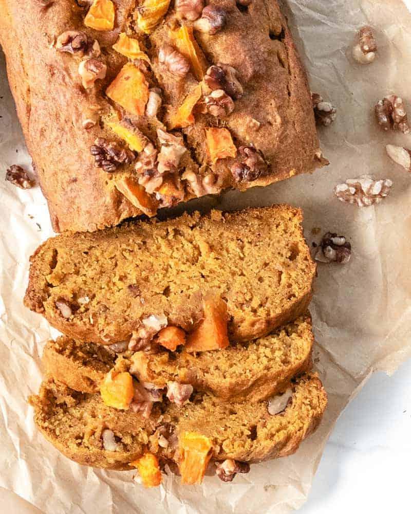Veganes Kürbisbrot 6 Fertiges Kürbisbrot in Scheiben auf Backpapier