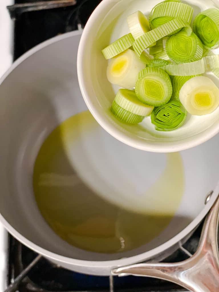 Gesunde Quinoa Gemüse-Bowl 6 Verarbeitungsschritt: Lauch in Pfanne geben