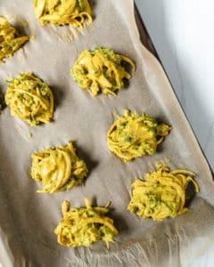 Zubereitungsprozess von Brokkoli- und Zwiebel-Pakora: auf einem Backblech vor dem Backen