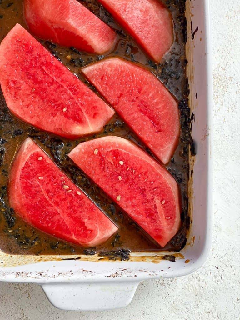 Prozessaufnahme: Wassermelone wird auf das Backblech gelegt