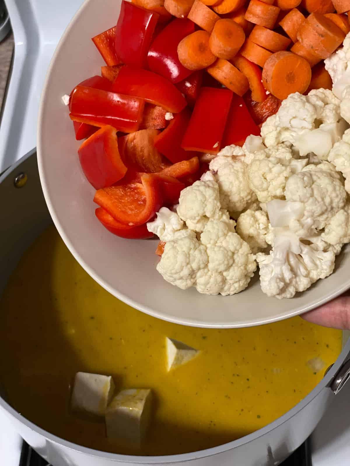 Kürbiscurry 6 Gemüse wird in den Topf gegeben
