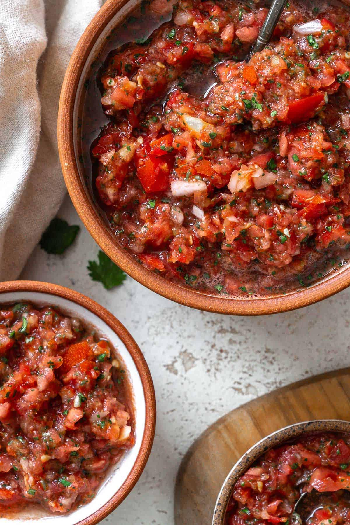 **5-Minuten Gartenfrische Salsa** 6 Drei Schalen mit fertiger 5-Minuten-Gartensalsa auf weißem Untergrund