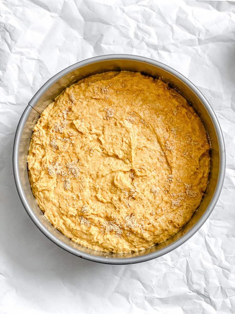 Butternusskürbis-Kuchen 6 Prozessaufnahme, die den Teig in der Kuchenform zeigt