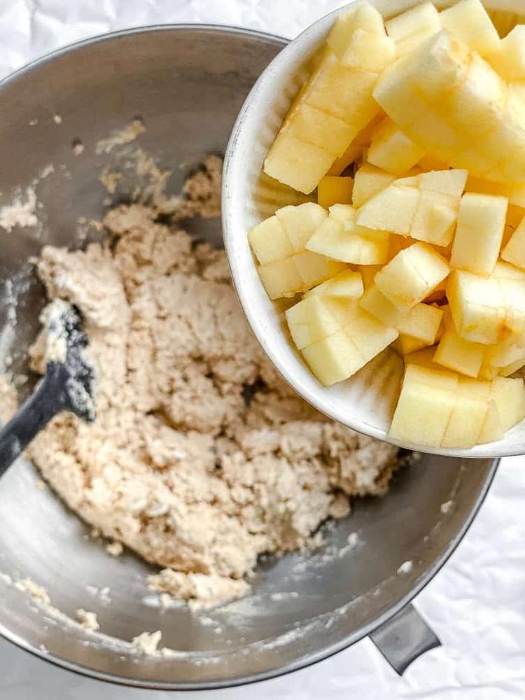 Apfelkuchen-Cookies 6 Arbeitsschritt: Äpfel zur Schüssel hinzufügen