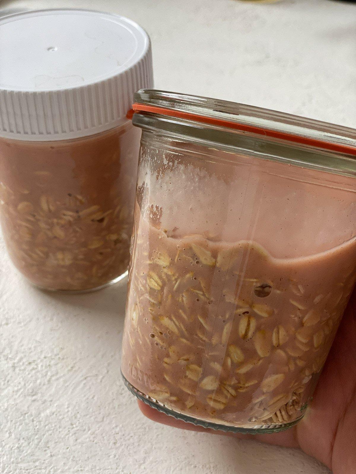 Erdbeer-Overnight-Oats (Vegan) 6 Zwei Gläser Haferflocken plus Mischung vor der Kühlung