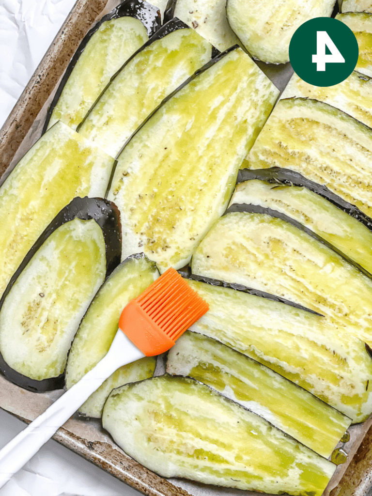 Vegane Auberginenlasagne 7 Zubereitungsschritt: Olivenöl auf Aubergine pinseln