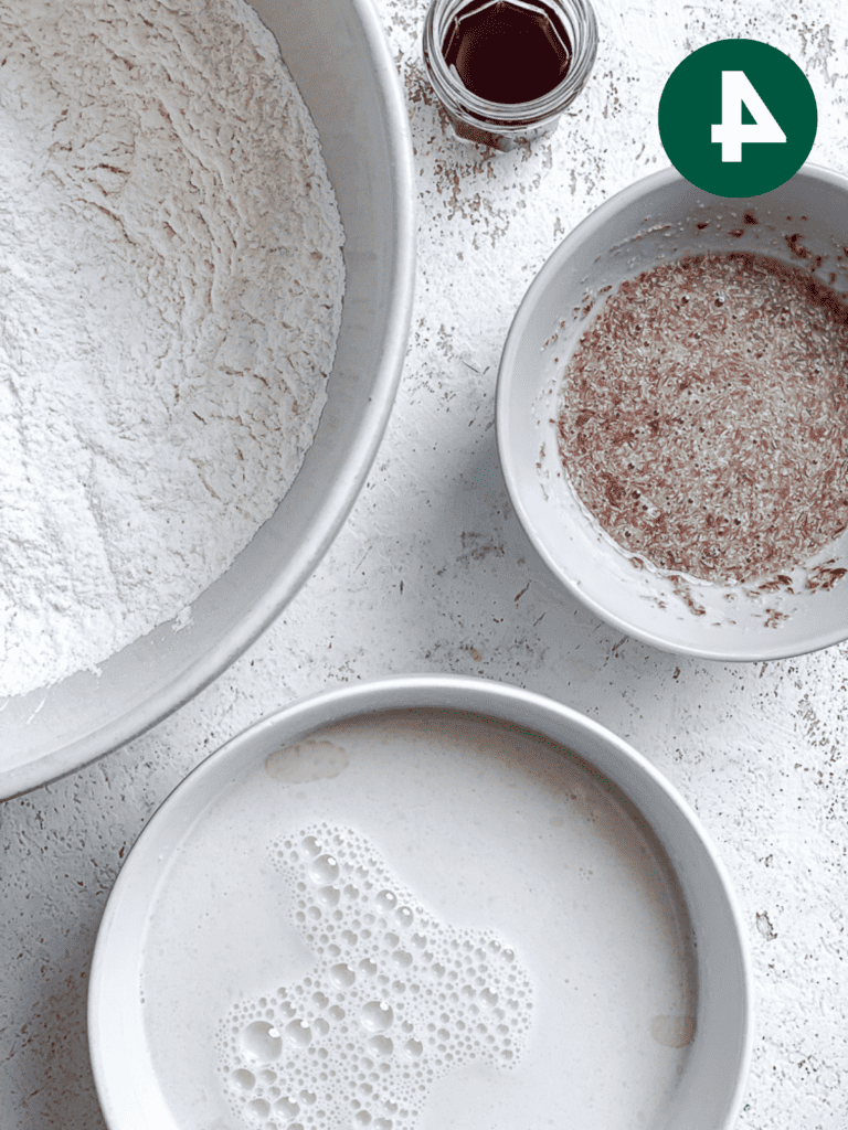 Zutaten für einfache vegane Pfannkuchen auf einer weißen Oberfläche