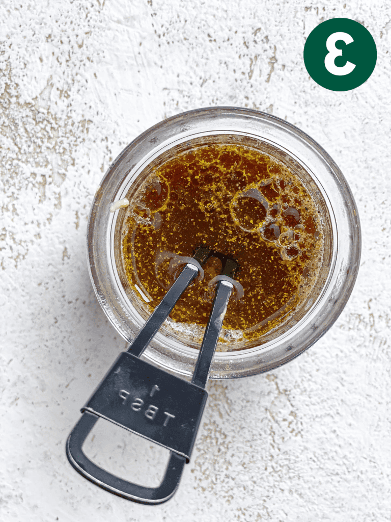 Veganer Gebratener Rote-Bete-Salat (Mit ‘Feta’ und Apfel) 7 Prozessaufnahme des Mischens des Dressings im Glasbehälter