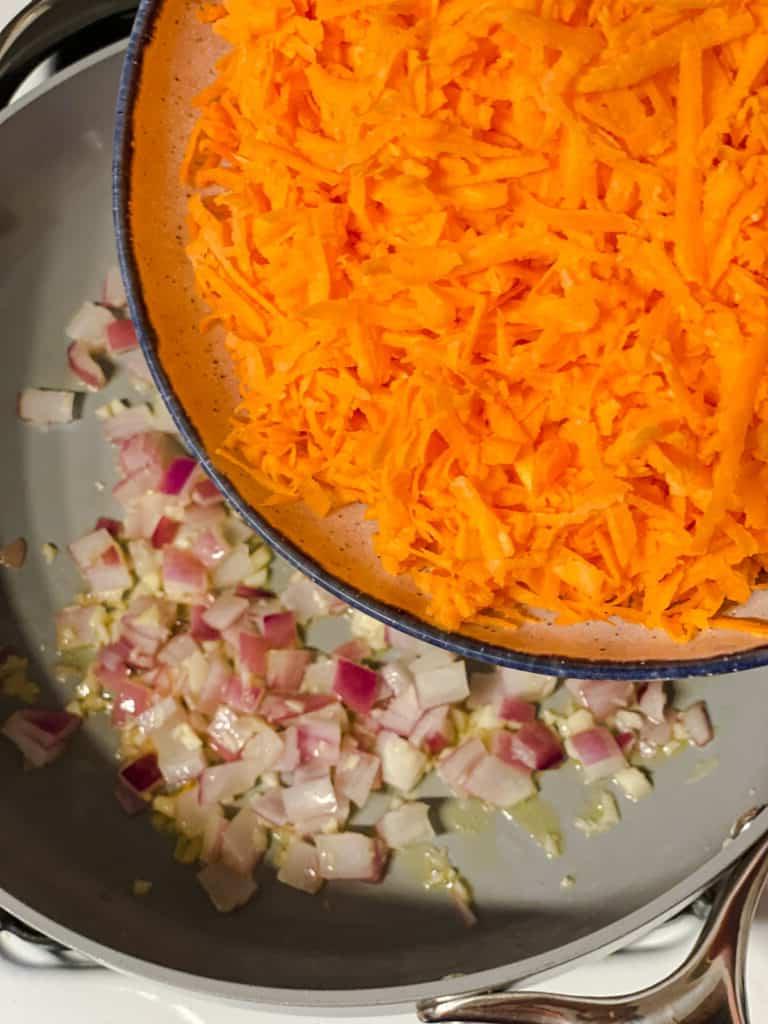 Süßkartoffel-Burritos 7 Süßkartoffel in die Pfanne geben