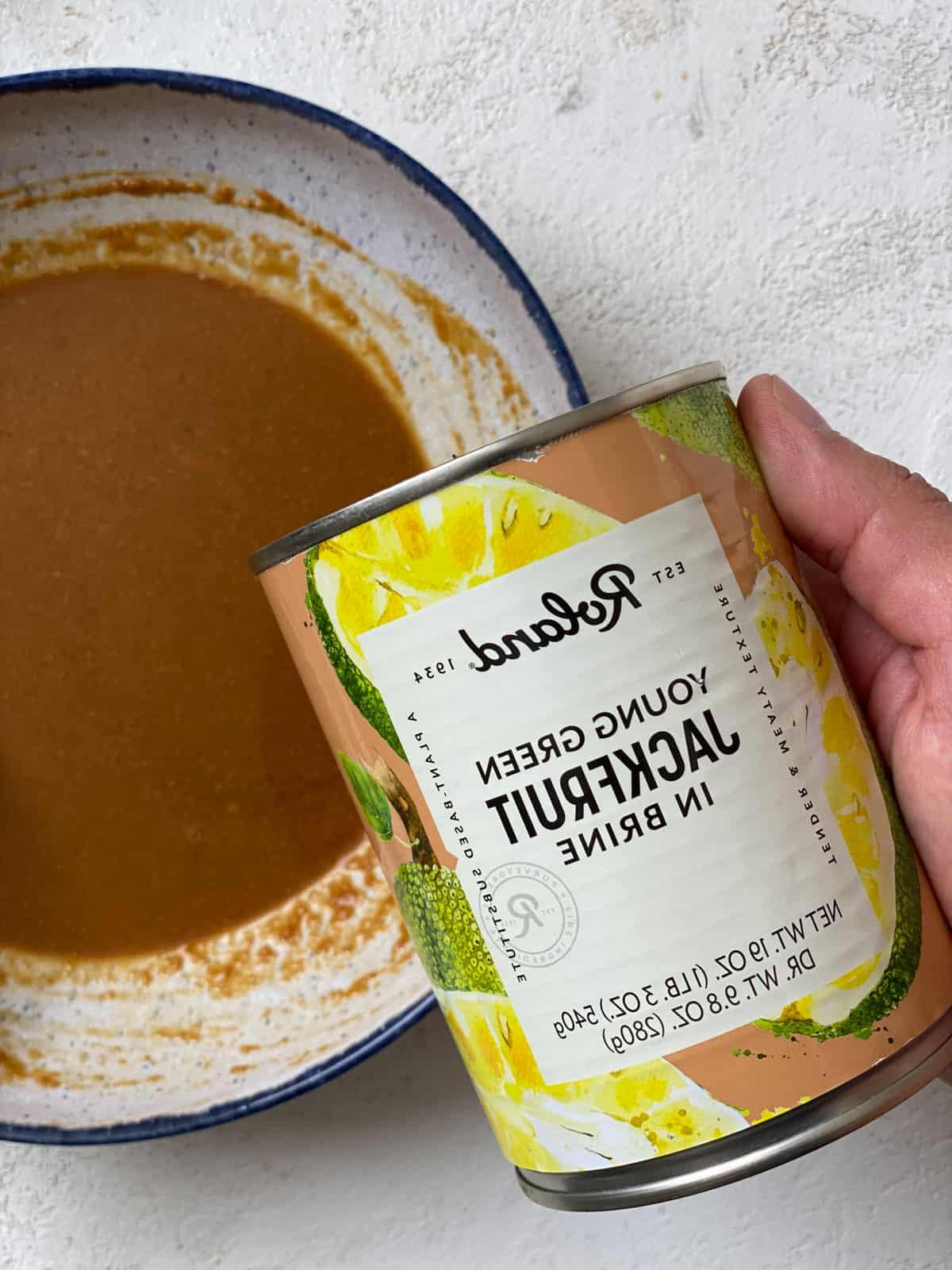 Jackfrucht-Salatwickel 7 Dose Jackfrucht neben Schüssel mit Sauce