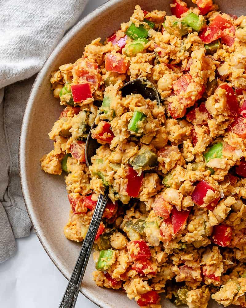 Veganer Kichererbsensalat 7 Nahaufnahme von veganem Kichererbsensalat in einer großen weißen Schüssel.