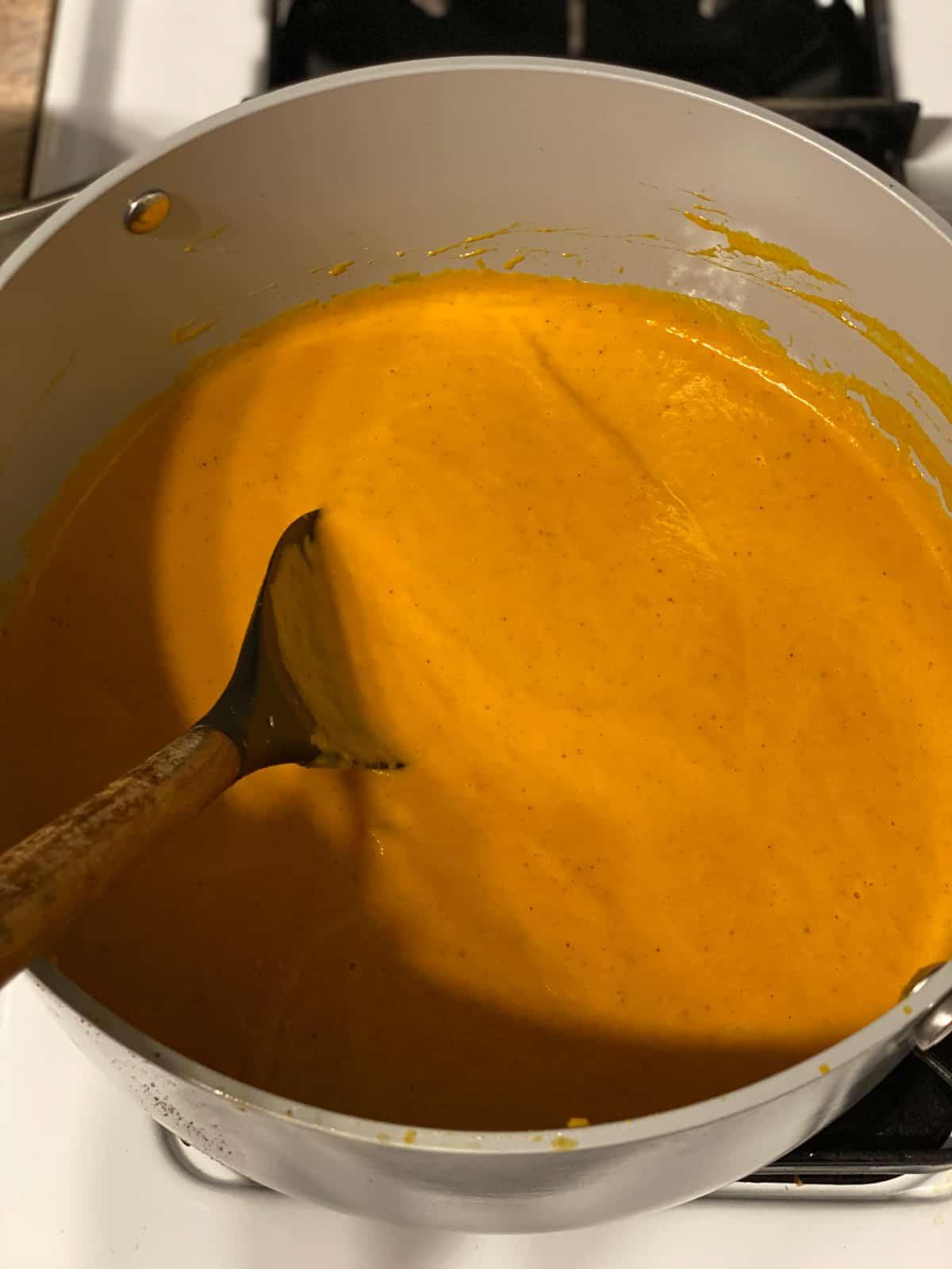 Cremige Curry-Karotten-Ingwer-Suppe 7 Prozessschritt: Zutaten im Topf umrühren.