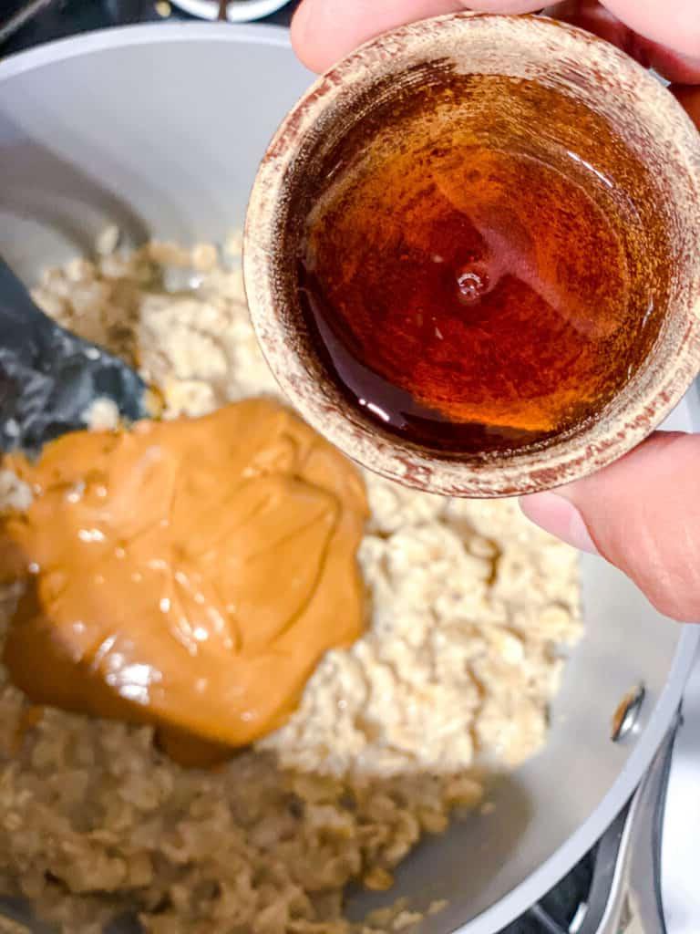 Einfacher Erdnussbutter-Porridge (+ Extras) 7 process shot of adding sweetener to pot