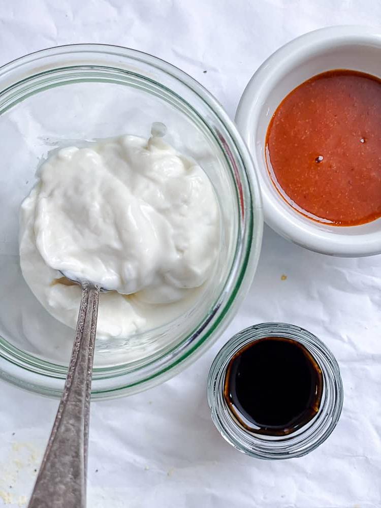 Sushi-Schüssel 7 Zutaten für scharfe Mayo in einzelnen Schalen.