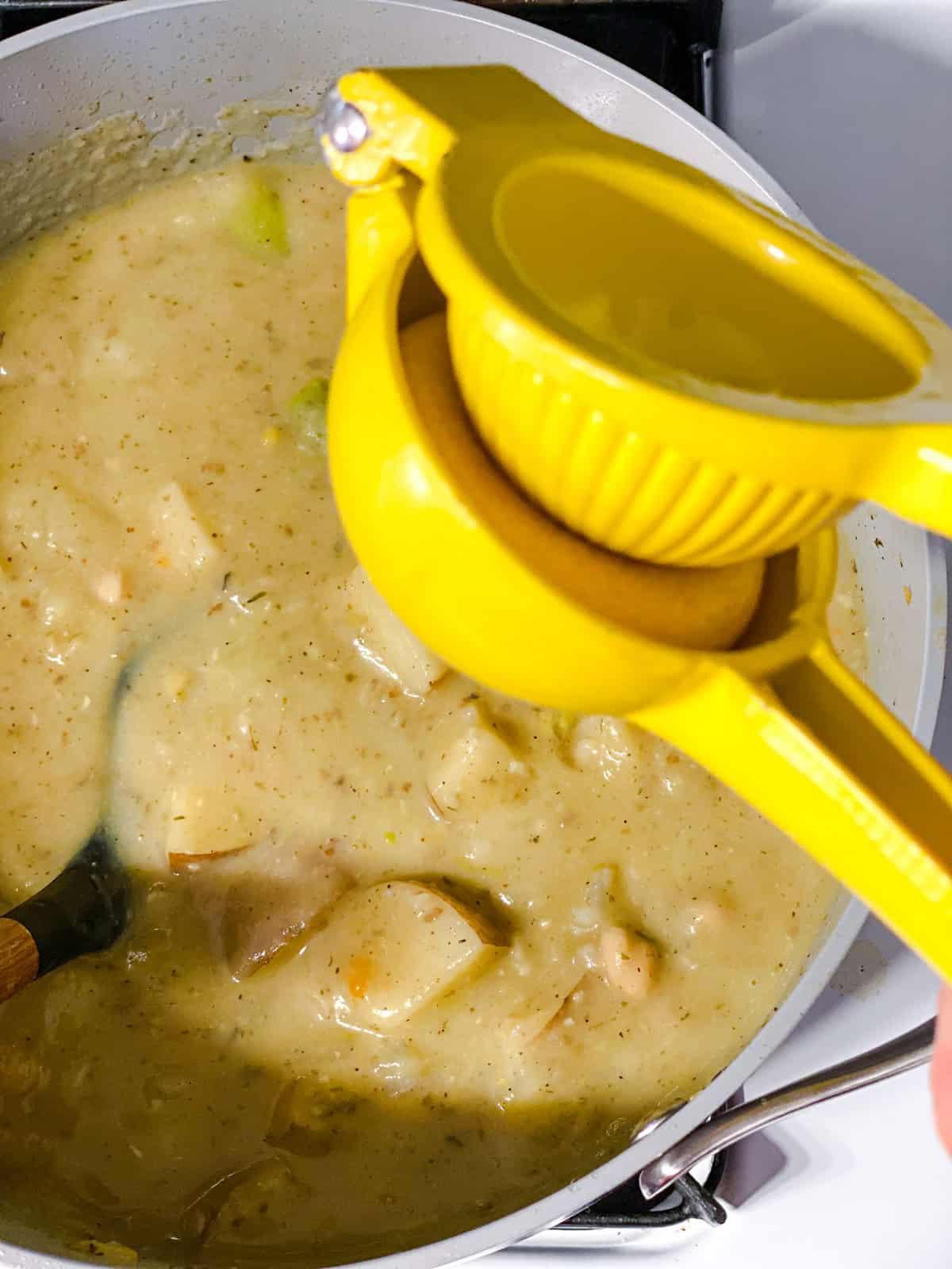 Vegane Spargelsuppe 7 Zitronensaft zur Suppe geben – Prozessschritt