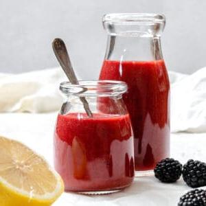 5-Minuten-Brombeervinaigrette 7 fertige 5-Minuten Brombeer-Vinaigrette in zwei Glasgefäßen
